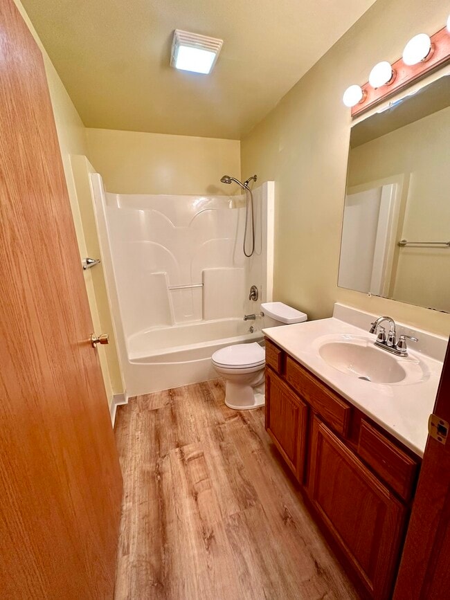 Photo - 465-479 N School St