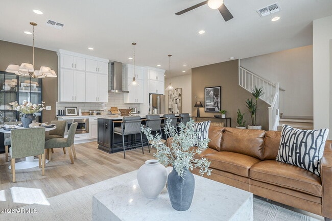 115 W Holcomb Ln