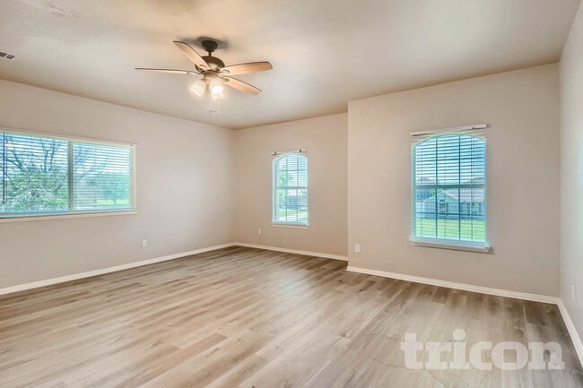 Photo - 761 Meghann Ln