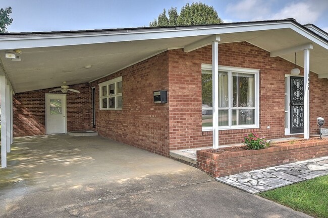 1808 Sherwood Pl
