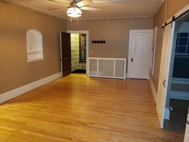 Building Photo - 417 5th Ave SE Unit Upper