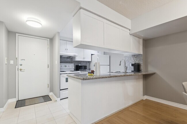 Photo - 168 Simcoe St Unit SI FL1-ID1030945P