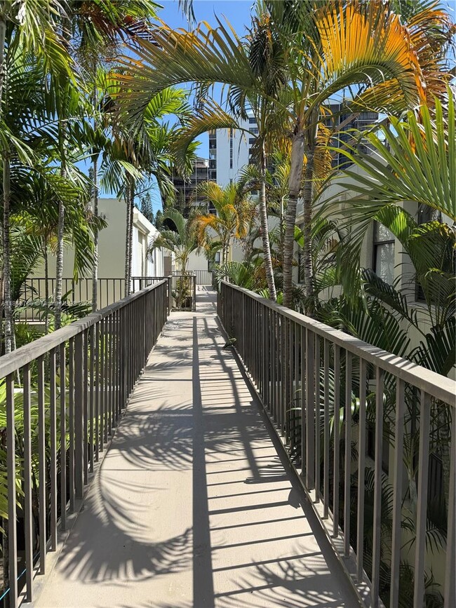 Building Photo - 20200 W Country Club Dr Unit PH14 Rental