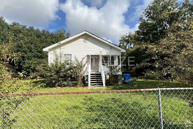 Building Photo - Coming Soon! Adorable 3 Bedroom/1 Bathroom... Rental