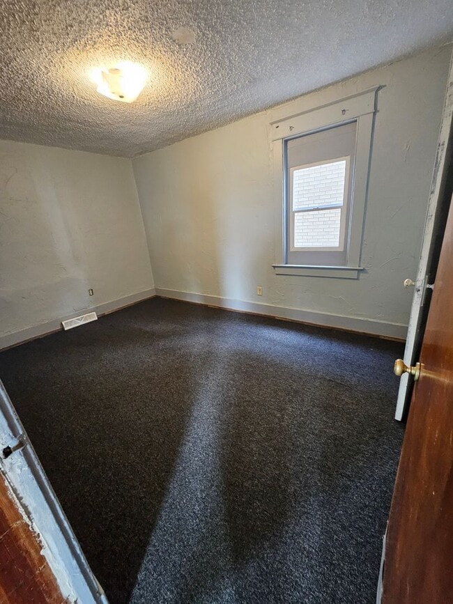 Photo - Lower 2 bedroom unit Eastside Unit 1309 E 10th St #1