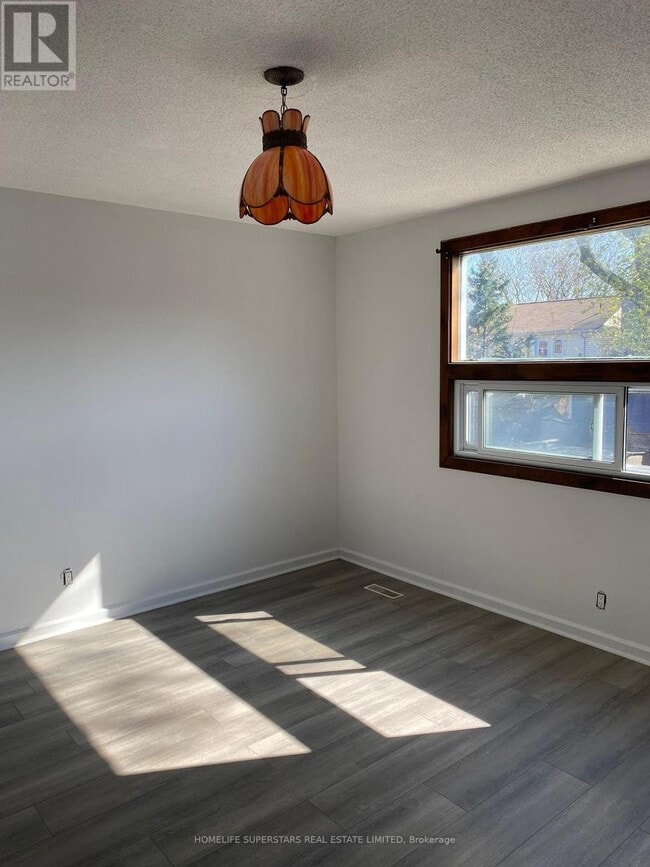 Photo - 1263 Woodbine Ave