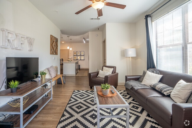 3 habitaciones, 3 baños - 111 m² - Sala de estar - Riverfront Village