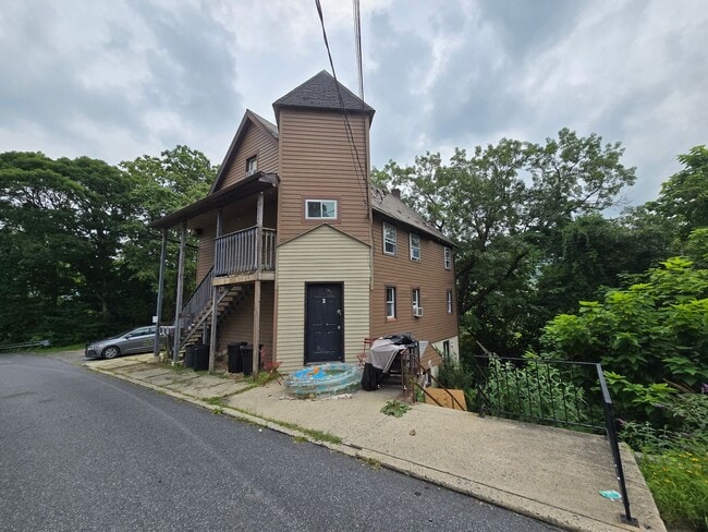 Building Photo - 80 Hillside Ave Unit 1 Rental