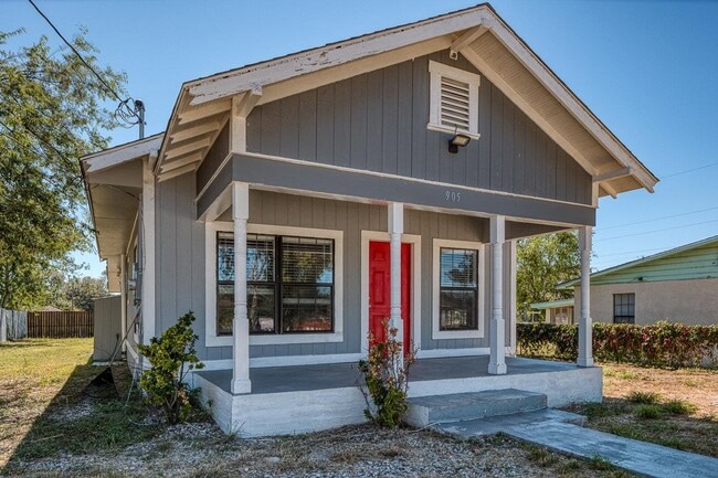 Photo - 905 E 3rd St