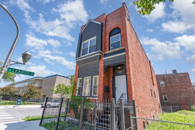 Building Photo - 2201 W Monroe St Unit 2 Rental