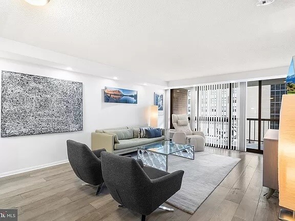 Photo - 233 S 6th St Unidad 806F