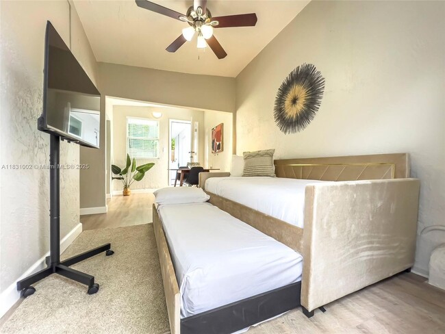 Building Photo - 2761 SW 33rd Ave Unit 3-3 Rental