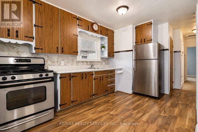 Photo - 215 Highbury Ave N