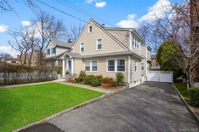 Photo - 225 Larchmont Ave