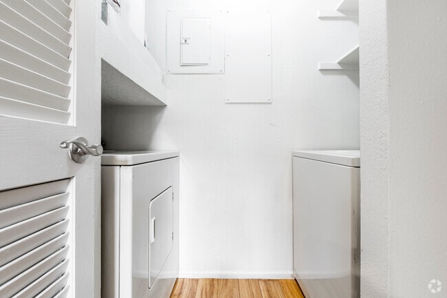 2BR, 1BA - 871 SF