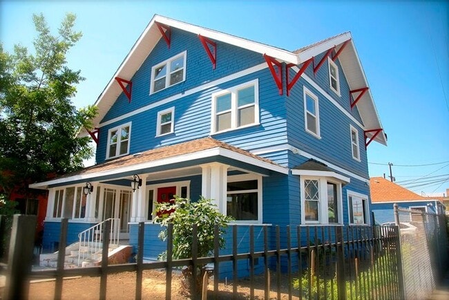 Building Photo - 1327 W 35th St Unit 3G