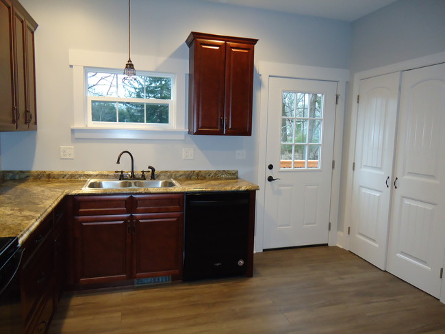 Kitchen, back door to deck - 568 Toms Hill Dr Apartamentos Unidad #1