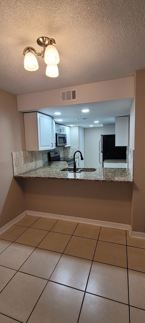 Building Photo - Modern One-Story Ground Floor Condo, Conve...