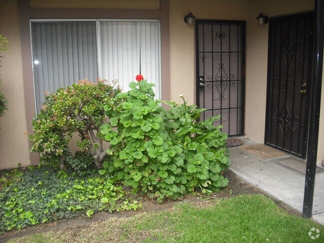 Building Photo - Wonderful 1 bedroom ground floor condo