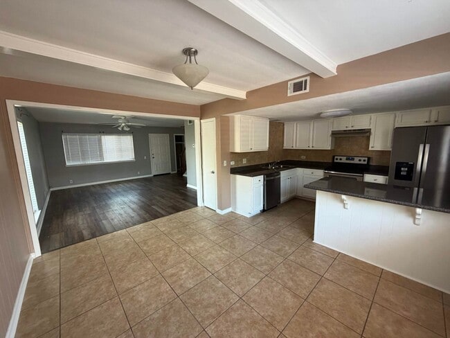 Photo - 211 Lakebend Cir