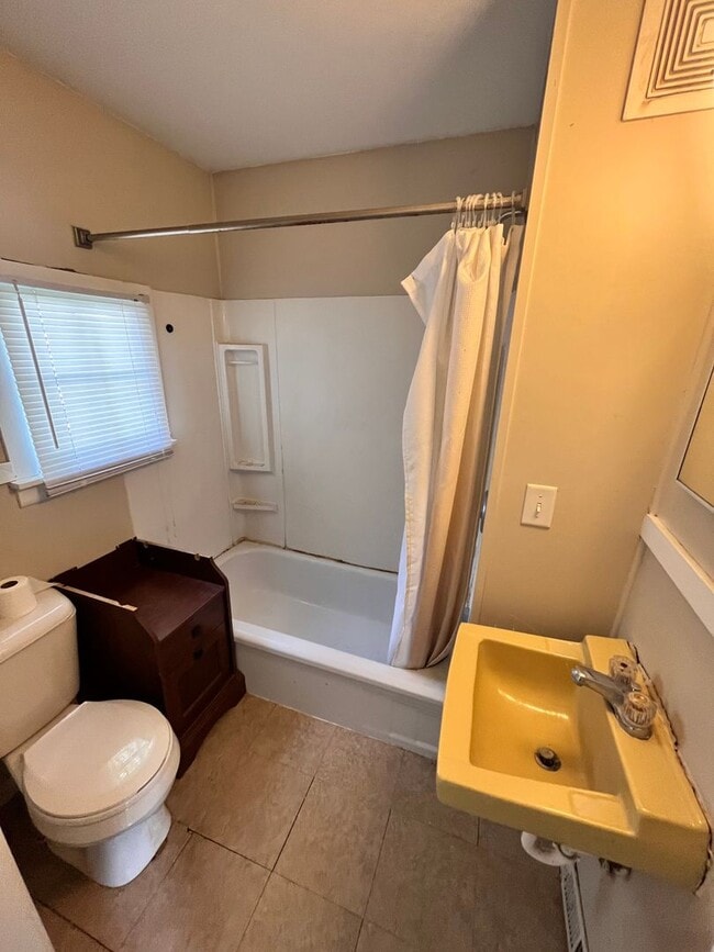 Photo - 3 Bedroom 2 Bath Located Near Campus