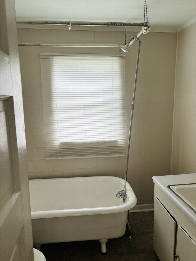 Photo - 208 Surrey St