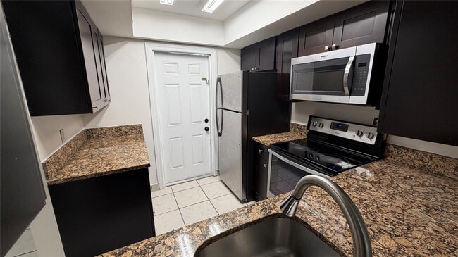 Building Photo - 4061 NW 9th Ave Unit 105