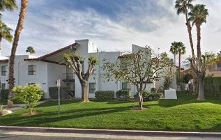 Unidad de esquina en el primer piso, a solo unos pasos de la gran piscina y área de spa. - 250 E San Jose Rd Unidad 61