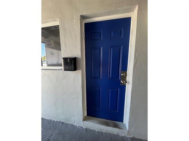 Building Photo - 2300 NW 6th St Unit 3