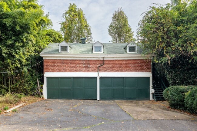 Photo - Quaint 1 Bedroom/1 Bathroom Cottage Style Apartment in Richmond ***Available NOW***