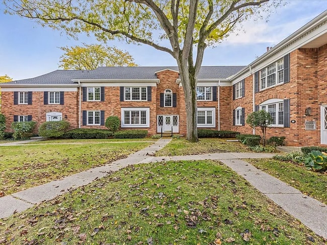 Photo - 750 Trailwood Path Unit B