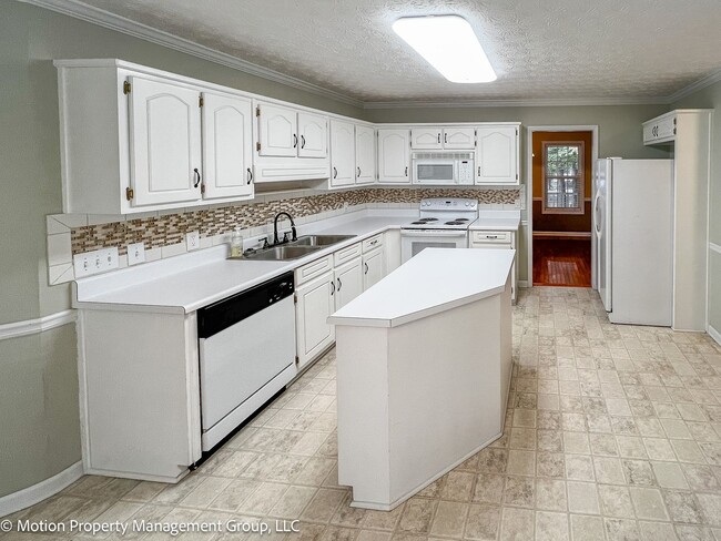 Photo - 861 Windward Rd