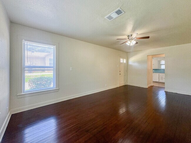 Photo - 1916 Houston Pl