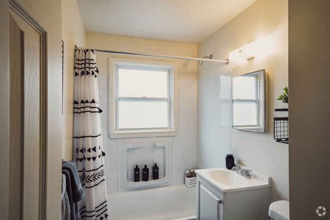 2BR, 1BA - 850SF - Bathroom - Windwood Place Apartments