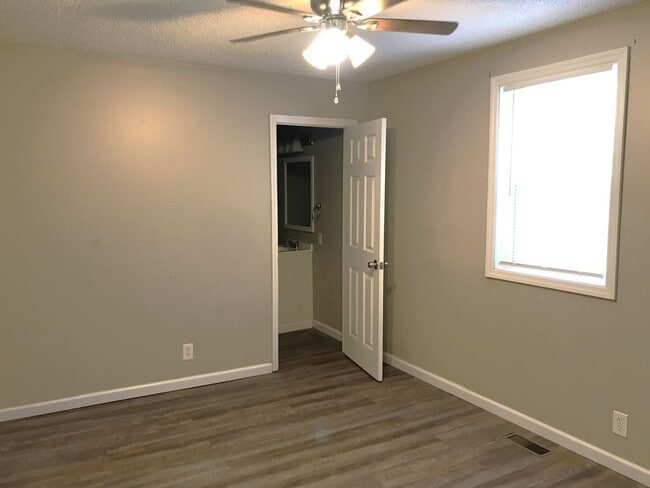 NEW PRICE! - Great 3 Bedroom 2 Full Bath Home in Murfreesboro!