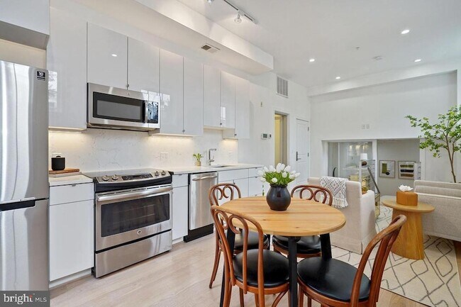 Building Photo - 1211 G St SE Unit 1