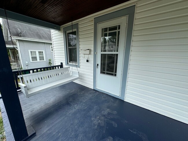 Photo - MADISONVILLE - Adorable 2 bed 2 bath cape ...