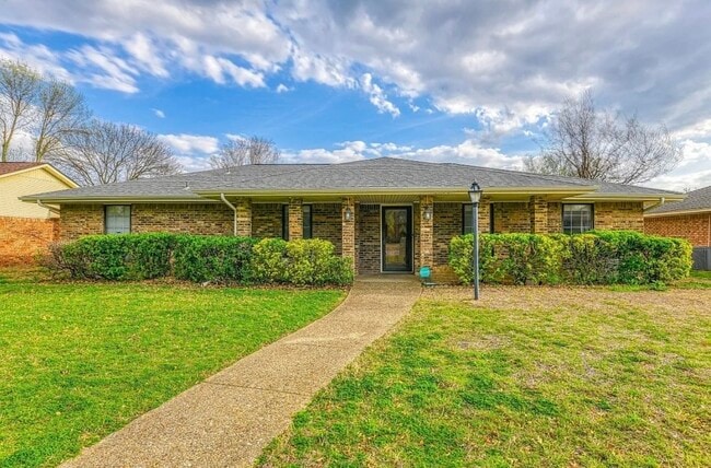 Building Photo - 310 Meadowlark Ln