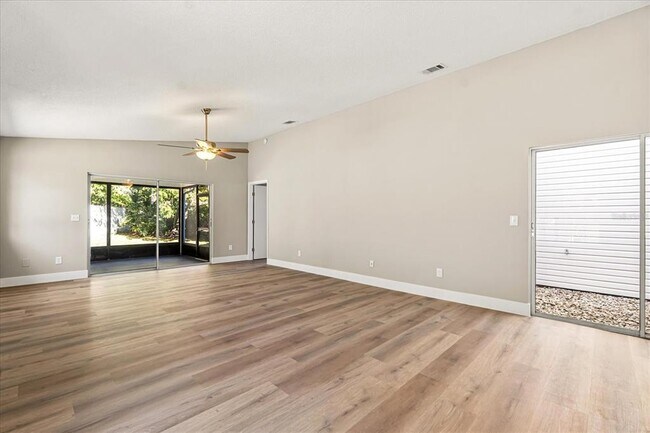 Photo - 975 Malden Ct