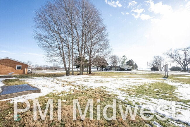 Photo - "Cozy 2-Bed Oasis in New Palestine with 800 Sq Ft of Comfort!" Unidad 18