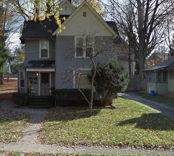 Front Yard - 231 Bond St Unidad 2