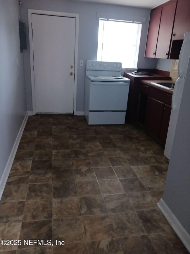 Photo - 1145 W 25th St