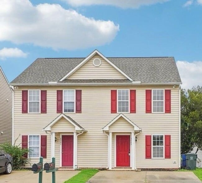 Building Photo - 2 bedroom duplex in Raleigh with ALL the a... Rental