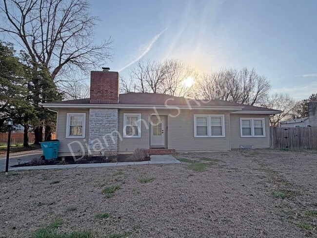 Building Photo - Stunning 3_Bed Home with Two Primary Suites & a Pool!