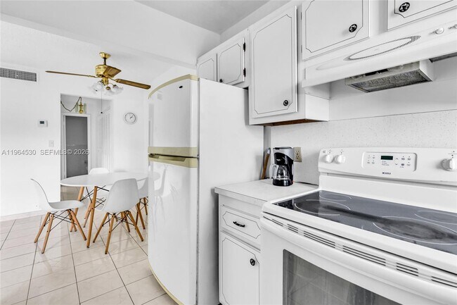 Photo - 714 NE 10th St Unidad 307