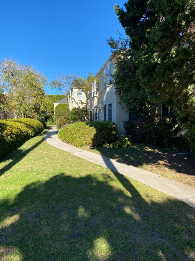 Building Photo - 449 San Vicente Blvd Unit 4 Rental