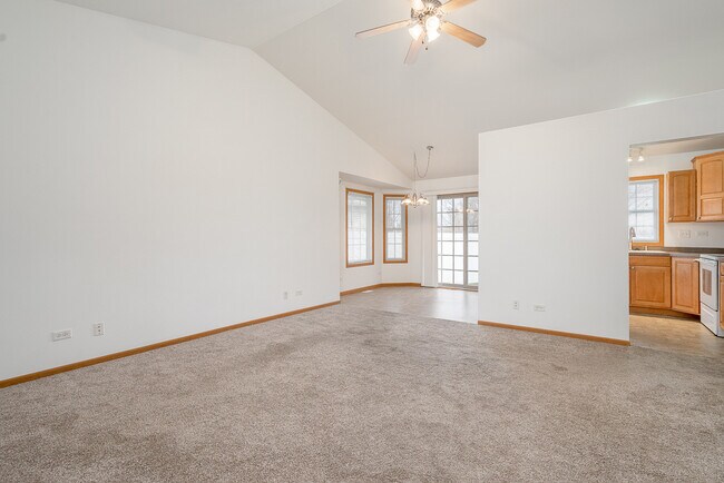 Photo - 250-260 S McGinty St