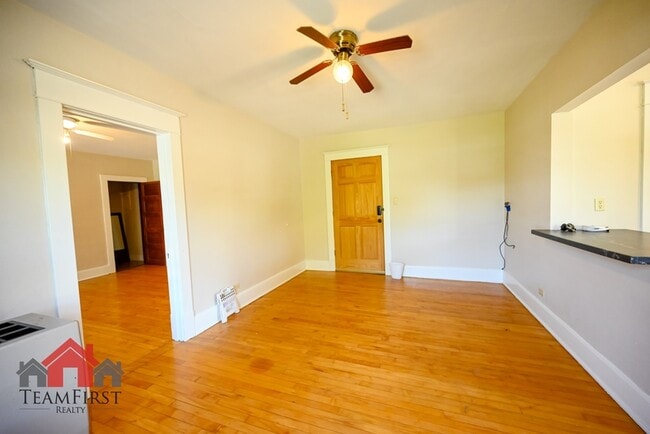 Building Photo - 205 N Maple St