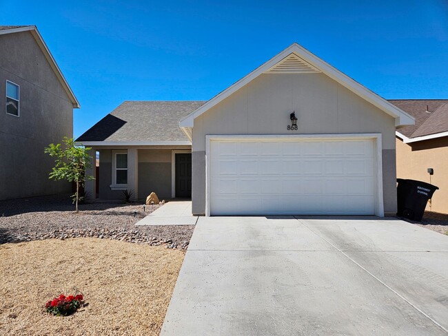Building Photo - Open & Airy 3 Bedroom/2 Bath Home with Refrigerated Air