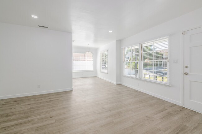 Photo - 16812 Addison St